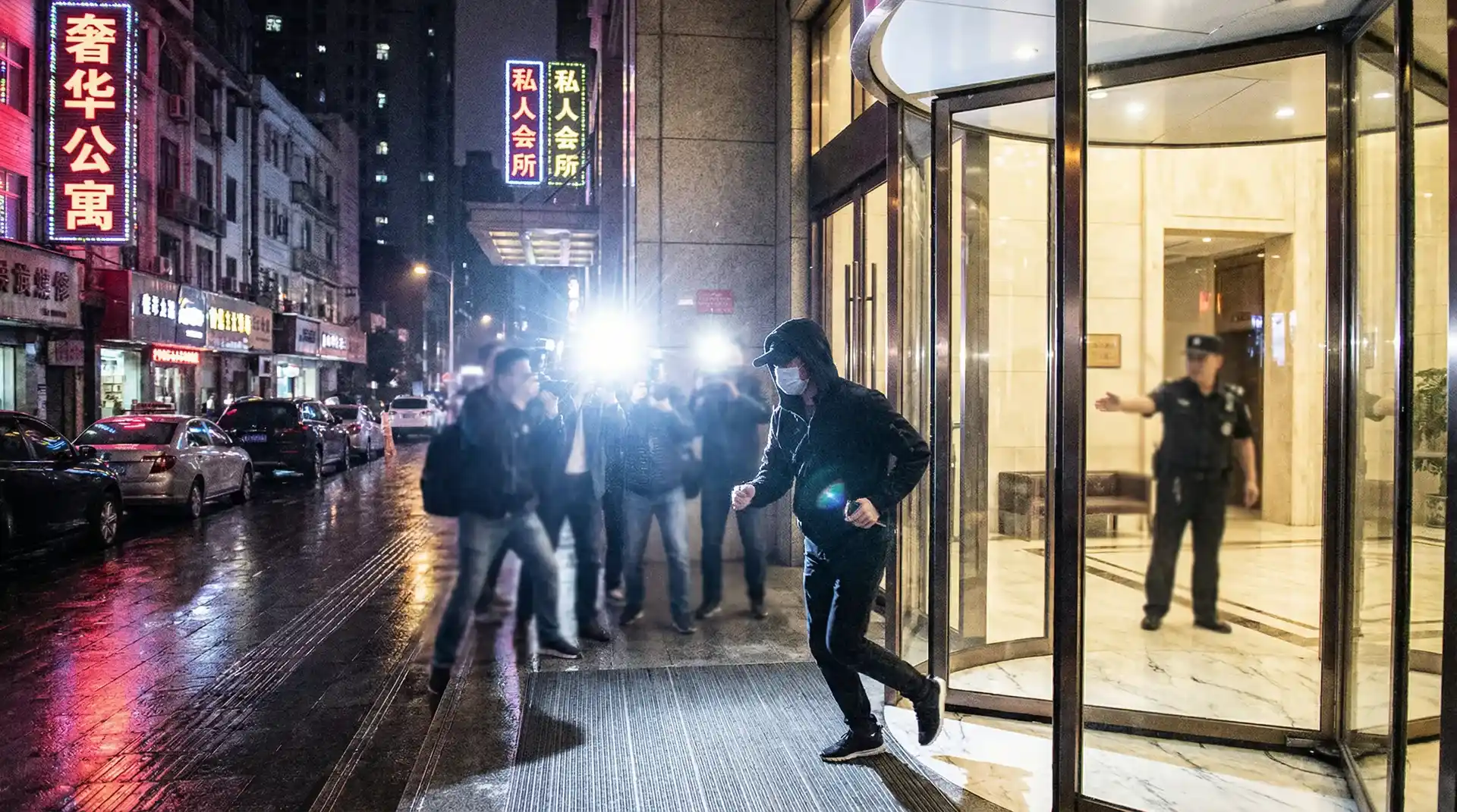 每日吃瓜 - 明星被记者围堵闪光灯下